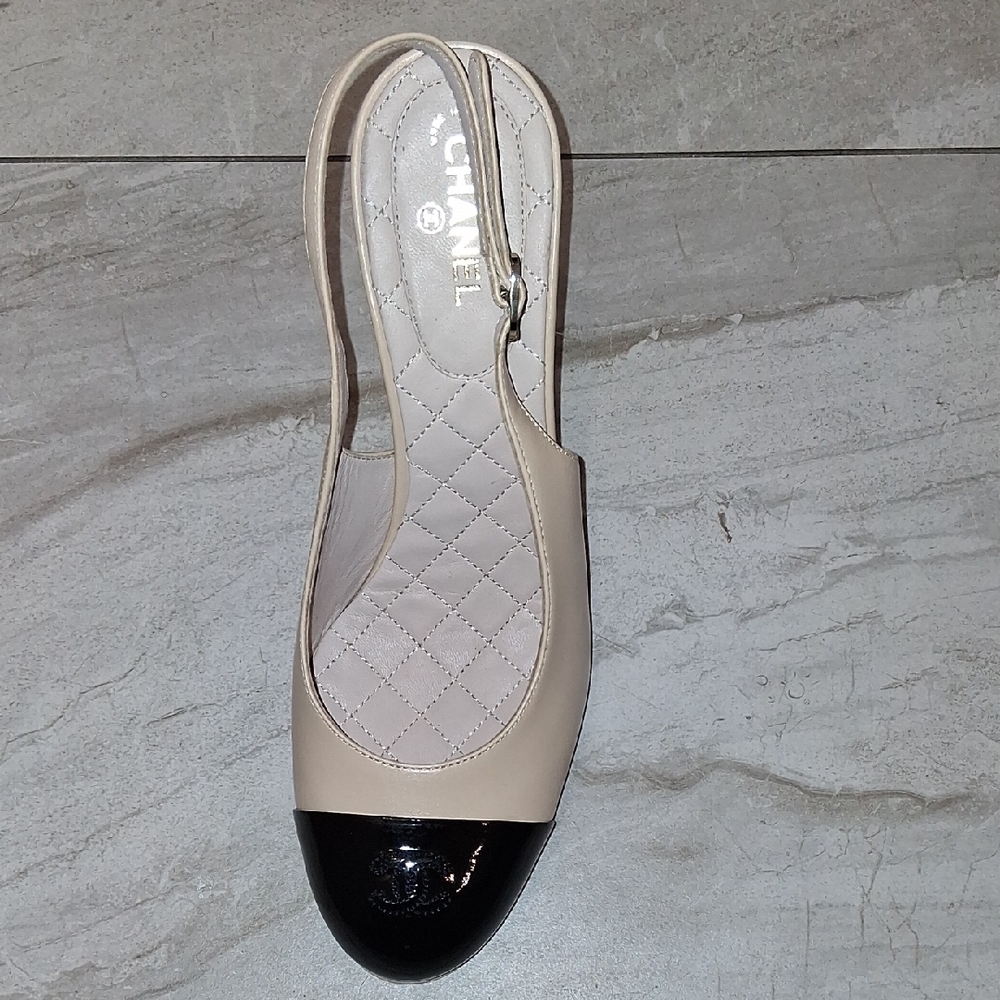 CHANEL Two-Tone Slingback Heels in Beige and Black - Picture 2 of 9